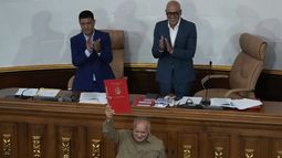 El primer vicepresidente de la Asamblea Nacional, Diosdado Cabello, sostiene un documento con la ley que regulará a las ONG, tras ser aprobada en una sesión en la Asamblea Nacional en Caracas, Venezuela, el jueves 15 de agosto de 2024. (AP Foto/Ariana Cubillos)