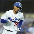 Mookie Betts, de los Dodgers de Los Ángeles, recorre las bases tras conectar un jonrón en el segundo inning del juego ante los Atléticos de Oakland, el miércoles 2 de agosto de 2023 (AP foto/Ashley Landis)