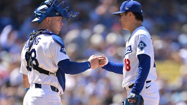 El receptor de los Dodgers, Dalton Rushing, izquierda, felicita al abridor del equipo, Yoshinobu Yamamoto, derecha, al ser retirado del montículo en la sexta entrada del juego de béisbol de Grandes Ligas contra los Filis de Filadelfia, el domingo 31 de mayo de 2026, en Los Ángeles. (AP Foto/Jayne Kamin-Oncea)