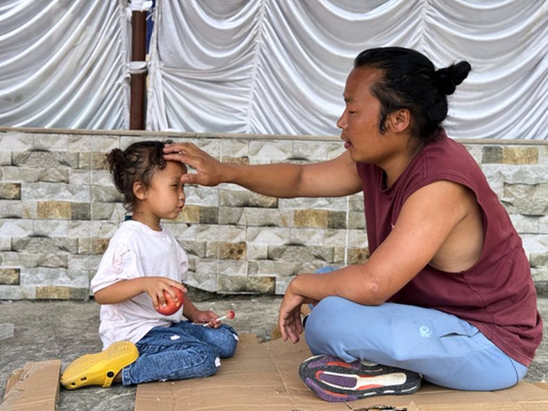 Tsering Gelbu Lama y su hija, sobrevivientes de las inundaciones en Nepal, se refugian en un monasterio en Katmandú, el 31 de agosto de 2026. (AP Foto/Niranjan Shrestha)