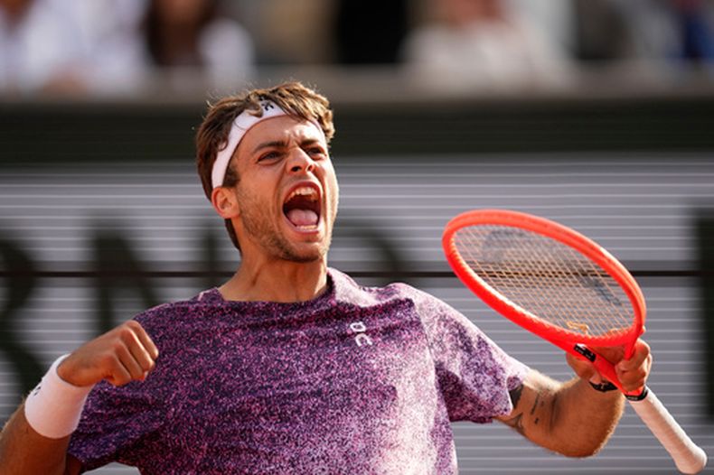 El italiano Flavio Cobolli celebra al ganar el cuarto set ante el alemán Alexander Zverev en la final de Roland Garros el domingo 7 de junio del 2026. (AP Foto/Christophe Ena)