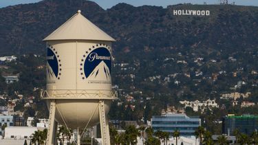En esta imagen del 18 de diciembre de 2025, se puede ver la torre de Paramount Pictures con el letrero de Hollywood al fondo, en Los Ángeles. (AP Foto/Jae C. Hong, Archivo)