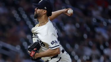 Jorge López, relevista de los Mellizos de Minnesota, lanza en contra de los Marineros de Seattle en la 10ma entrada del juego de béisbol el lunes 24 de julio de 2023, en Minneapolis. (AP Foto/Bruce Kluckhohn)