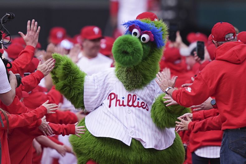ARCHIVO - El Phillie Phanatic, la mascota de los Filis de Filadelfia, previo a un juego contra los Rockies de Colorado, el 31 de marzo de 2025, en Filadelfia. (AP Foto/Matt Rourke)