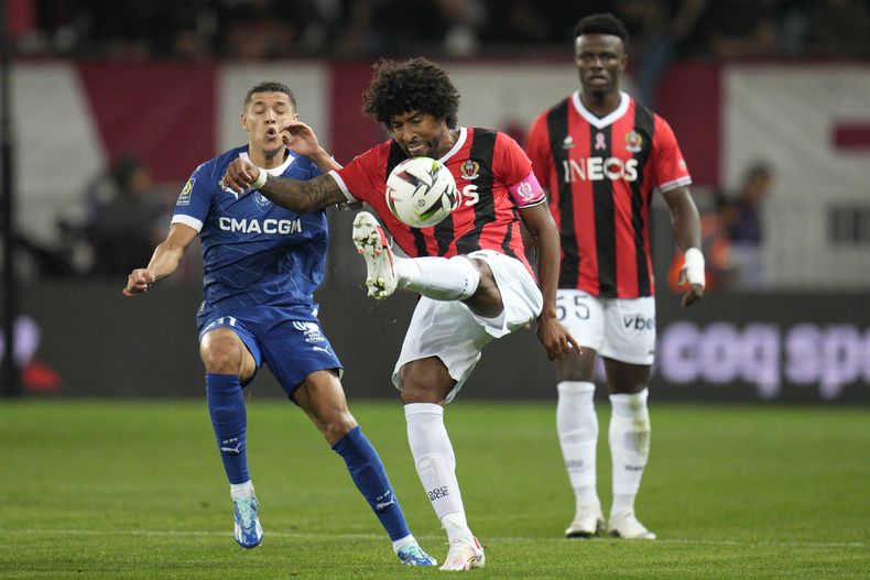 Amine Harit del Marsella intenta pelear por el balón con Dante del Niza en el encuentro de la liga francesa el sábado 21 de octubre del 2023. (AP Foto/Daniel Cole)