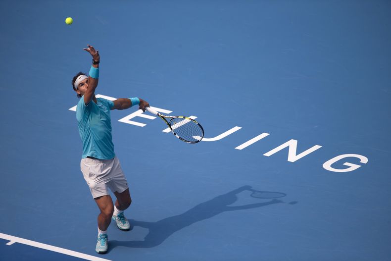 El espa&ntilde;ol Rafael Nadal se prepara para su saque ante el italiano Fabio Fognini durante el partido de cuartos de final en el Abierto de China en Beijing, China, el viernes 4 de octubre de 2013. Nadal mantuvo vivas las esperanzas de arrebatarle el p