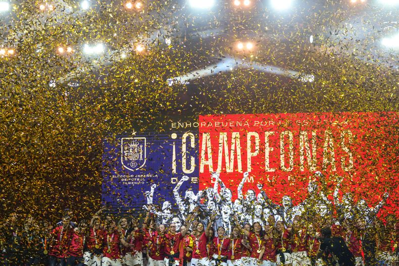 Integrantes de la selección campeona del Mundial femenino, España celebran en el escenario con el trofeo en Madrid el lunes 21 de agosto del 2023. (AP Foto/Manu Fernandez)