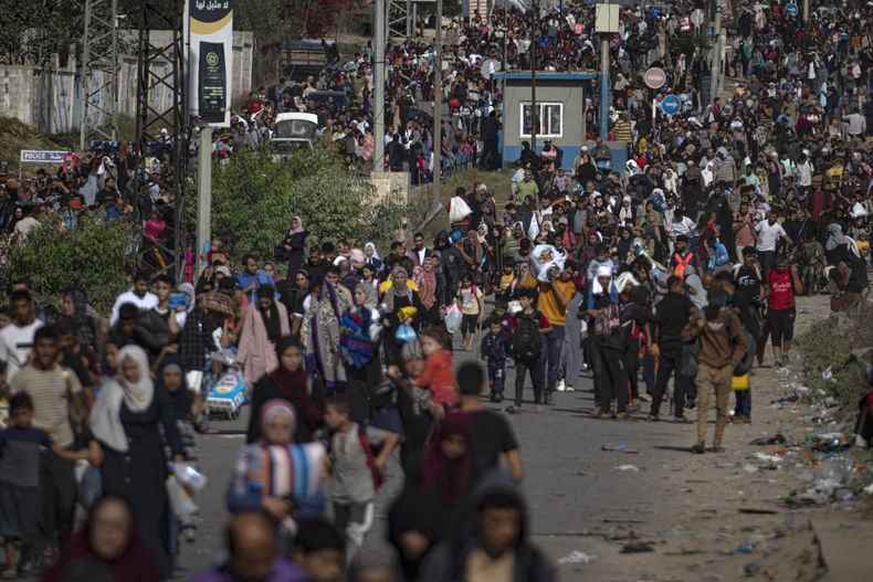 Palestinos huyen al sur de la Franja de Gaza por la carretera Salah al-Din, en Bureij, Gaza, el 10 de noviembre de 2023. (AP Foto/Fatima Shbair)