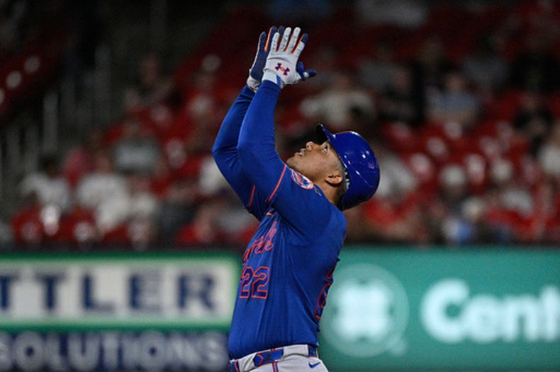 Juan Soto (22), de los Mets de Nueva York, celebra después de batear un doble en la sexta entrada del juego de béisbol de Grandes Ligas contra los Cardenales de San Luis, el martes 31 de marzo de 2026, en San Luis. (AP Foto/Joe Puetz)