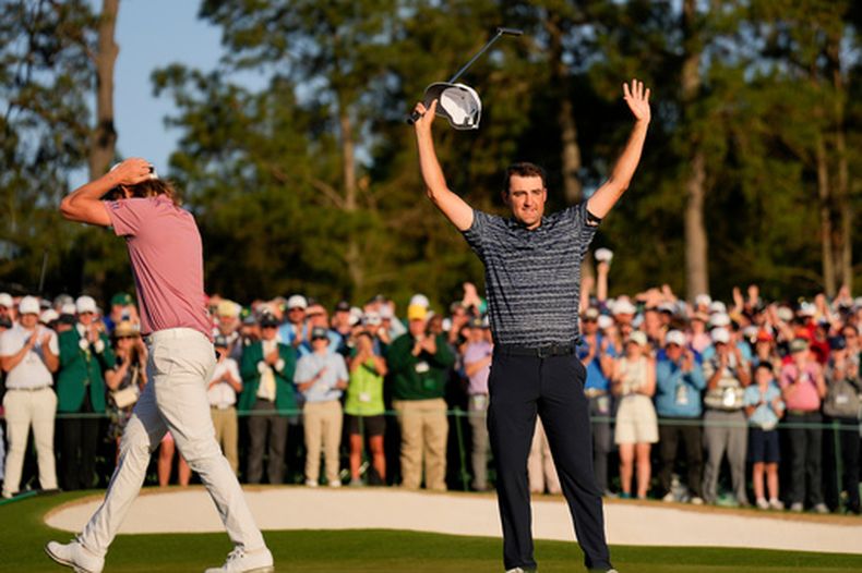 ARCHIVO - Foto del 10 de abril del 2022, el australiano Cameron Smith se aleja mientras Scottie Scheffler celebra tras ganar el Masters. (AP Foto/Matt Slocum, Archivo)
