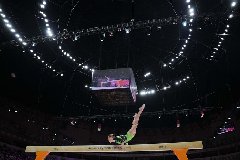 La rusa Angelina Melnikova compite en el concurso completo del Mundial de gimnasia artística, el jueves 23 de octubre de 2025, en Yakarta. (AP Foto/Dita Alangkara)