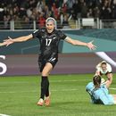 La neozelandesa Hannah Wilkinson celebra tras anotar en el partido inaugural del Mundial que enfrentó a Nueva Zelanda y Noruega, en Auckland, Nueva Zelanda, el 20 de julio de 2023. (AP Foto/Andrew Cornaga)