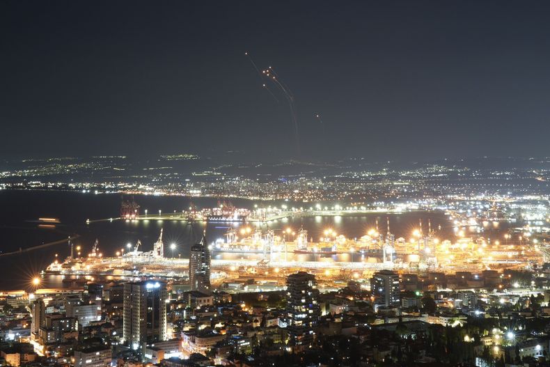 El sistema de defensa antiaérea de Israel, la Cúpula de Hierro, dispara proyectiles para interceptar los cohetes lanzados desde Líbano, en el norte de Israel, el 24 de septiembre de 2024. (AP Foto/Ohad Zwigenberg)