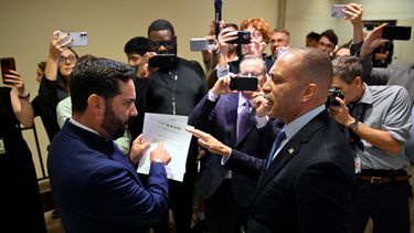 El representante Michael Lawler, republicano de Nueva York, a la izquierda, enfrenta al líder de la minoría en la Cámara de Representantes, Hakeem Jeffries, demócrata de Nueva York, en una acalorada discusión sobre la propuesta de ley H.R.5145 que ampliaría la Ley estadounidense del plan de rescate de 2021 (ARPA) y la Ley de reducción de inflación de 2022, en el Capitolio de Estados Unidos, el miércoles 8 de octubre de 2025, en Washington. (AP Foto/John McDonnell)
