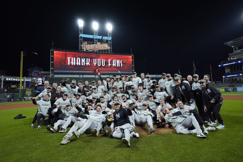 Los Yankees de Nueva York posan tras eliminar a los Guardianes de Cleveland en la Serie de Campeonato de la Liga Americana, el sábado 19 de octubre de 2024 (AP Foto/Godofredo A. Vásquez )