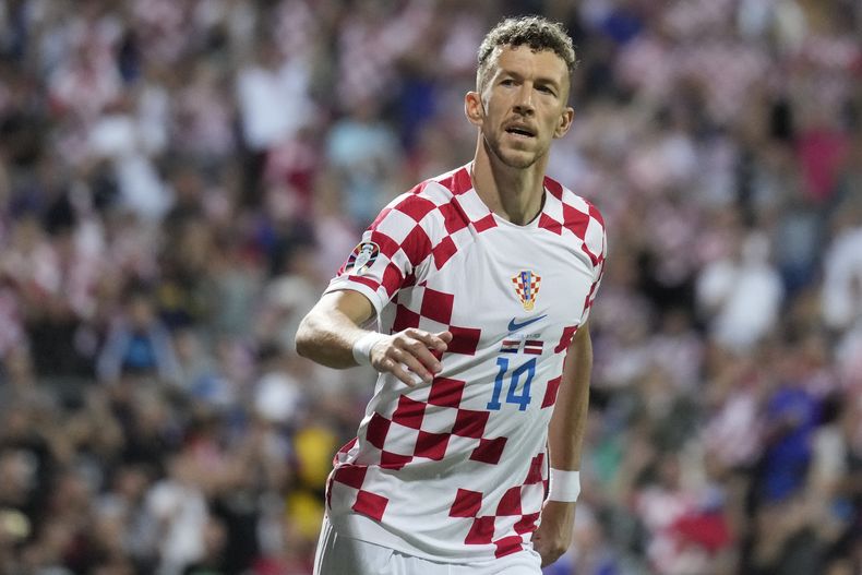 El atacante croata Ivan Perisic celebra tras el gol de su compañero Bruno Petkovic en el partido contra Letonia por las eliminatorias de la Eurocopa 2024, el viernes 8 de septiembre de 2023, en Rijeka, Croacia. (AP Foto/Darko Bandic)