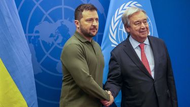 El presidente ucraniano Volodymyr Zelenskyy saluda al secretario general de la ONU, Antonio Guterres, en la sede de Naciones Unidas, el 19 de septiembre de 2023. (AP Foto/Mary Altaffer)