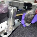 Esta fotografía sin fecha proporcionada por la NASA muestra un trozo de basura espacial de equipo desechado de la Estación Espacial Internacional. El objeto cilíndrico que perforó el techo de una vivienda en Naples, Florida, el 8 de marzo de 2024 fue enviado al Centro Espacial Kennedy en Cabo Cañaveral, Florida, para su análisis. (NASA vía AP)