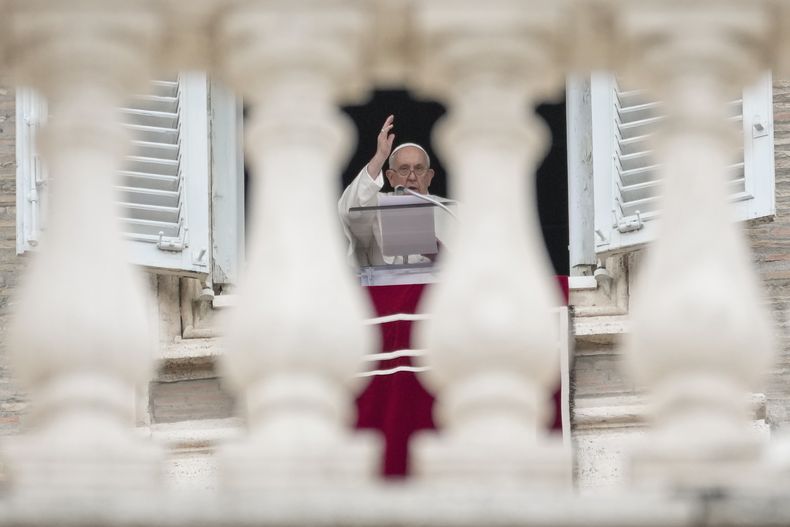 El papa Francisco da su bendición desde la ventana de su estudio con vista a la Plaza de San Pedro en el Vaticano, con motivo del Día de Todos los Santos, el 1 de noviembre de 2023. (Foto AP/Andrew Medichini)