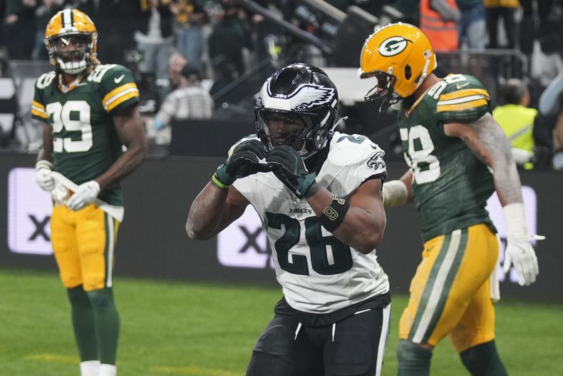 El corredor de los Eagles de Filadelfia Saquon Barkley celebra tras anotar en el encuentro ante los Packers de Green Bay en Sao Paulo, Braisl el viernes 6 de septiembre del 2024. (AP Foto/Fernando Llano)