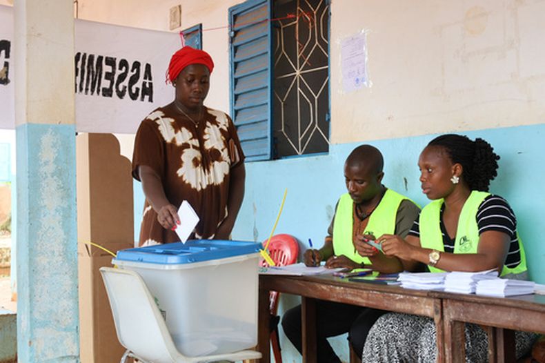 Una mujer participa en el referendo en Bisáu, Guinea Bisáu, el 30 de agosto del 2026. (AP foto/Darcicio Barbosa)