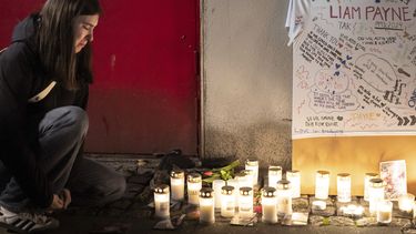 Una joven junto a un altar improvisado para el fallecido cantante Liam Payne en el Foro de Copenhague, el jueves 17 de octubre de 2024. (Emil Nicolai Helms/Ritzau Scanpix vía AP)