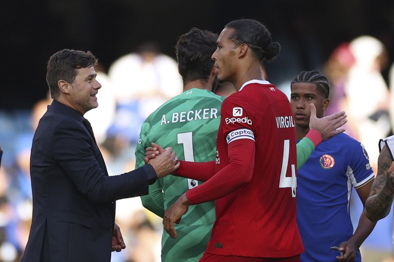 El técnico de Chelsea Mauricio Pochettino (izquierda) saluda al zaguero de Liverpool Virgil van Dijk tras el empate 1-1 en la Liga Premier inglesa, el domingo 12 de agosto de 2023, en Londres. (AP Foto/Ian Walton)