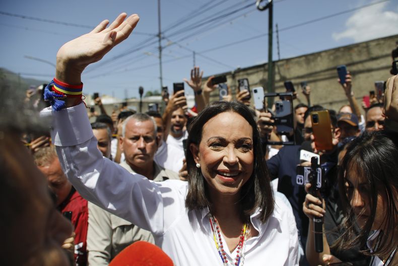 La líder opositora María Corina Machado llega a votar durante las elecciones presidenciales en Caracas, Venezuela, el domingo 28 de julio de 2024. (AP Foto/Cristian Hernández)