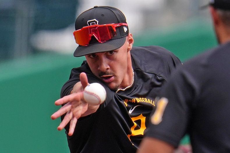Konnor Griffin de los Piratas de Pittsburgh durante una práctica de fildeo previo a su debut en Grandes Ligas contra los Orioles de Baltimore, el viernes 3 de abril de 2026, en Pittsburgh. (AP Foto/Gene J. Puskar)