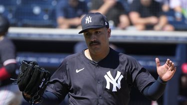 El abridor de los Yanquis Néstor Cortés reacciona después de un ponche en la primera entrada del juego de entrenamiento de primavera en contra de los Mellizos de Minnesota, el lunes 26 de febrero de 2024, en Tampa, Florida. (AP Foto/Charlie Neibergall)