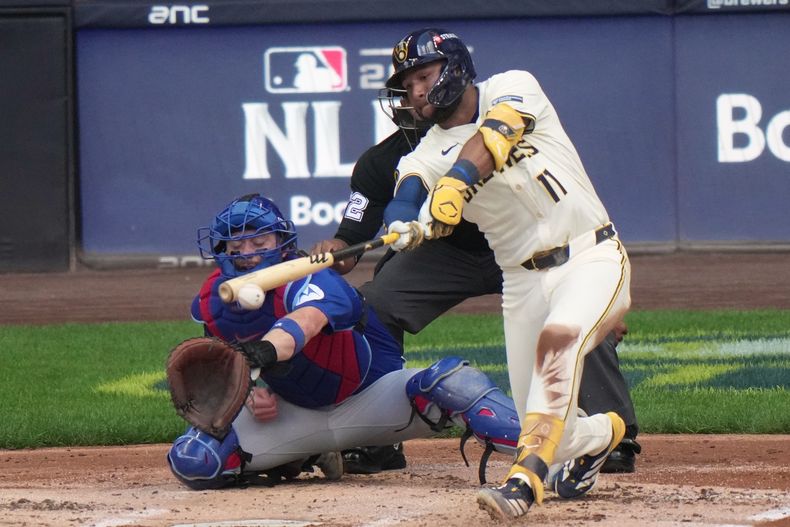 Jackson Chourio, de los Cerveceros de Milwaukee, batea un sencillo productor de dos carreras durante la primera entrada del primer juego de la Serie Divisional de la Liga Nacional contra los Cachorros de Chicago el sábado 4 de octubre de 2025, en Milwaukee. (AP Foto/Morry Gash)
