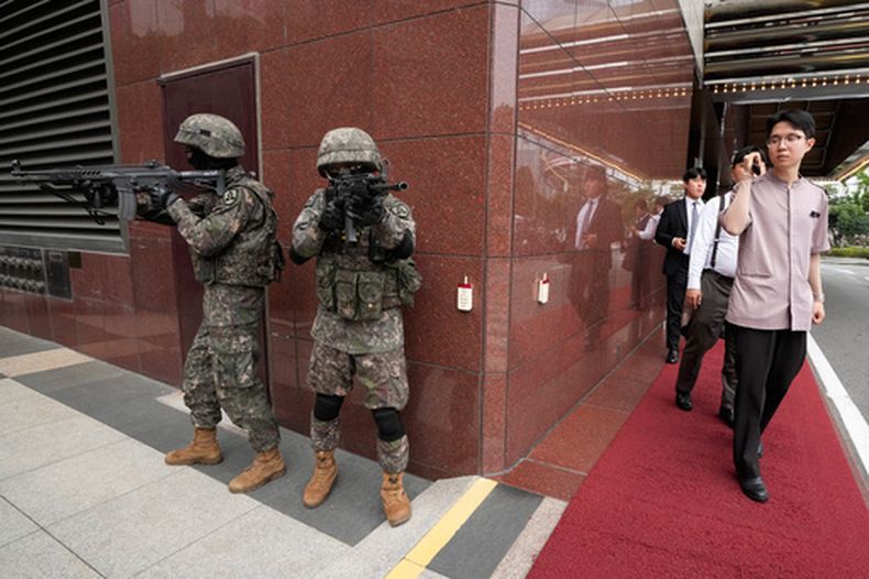 Soldados surcoreanos participan en un ejercicio antiterrorismo como parte de las maniobras militares conjuntas Ulchi Freedom Shield en las que participan las fuerzas armadas de Estados Unidos y Corea del Sur, el miércoles 19 de agosto de 2026, en Seúl, Corea del Sur. (AP Foto/Ahn Young-joon)