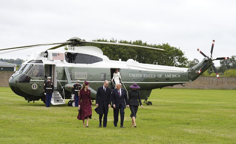 El príncipe Guillermo de Reino Unido, y Kate, princesa de Gales, a la izquierda, reciben al presidente de EEUU, Donald Trump, y a la primera dama Melania Trump en el Castillo de Windsor, en Windsor, Inglaterra, el miércoles 17 de septiembre de 2025. (Aaron Chown/Pool Photo vía AP)