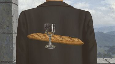 Esta foto publicada por la casa de subastas Christies el sábado 3 de febrero de 2024, muestra Lami intime (El amigo íntimo) del pintor surrealista René Magritte. (Christies via AP)