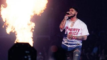 anuel aa pierde el control de su moto en medio de un concierto