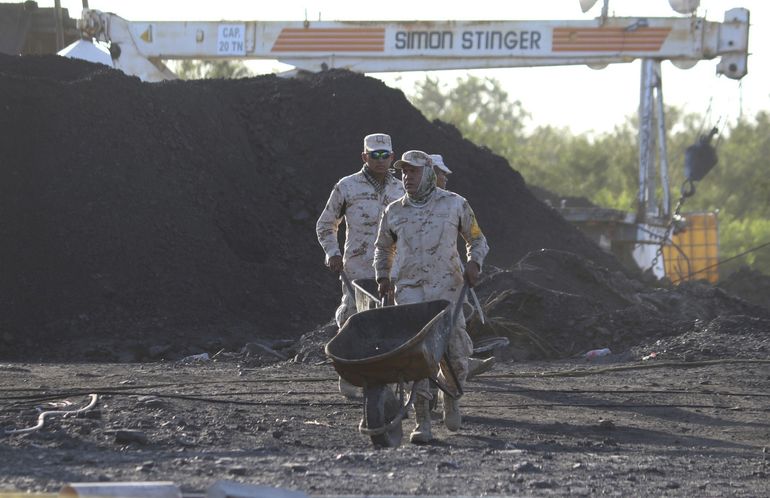 México: buzos militares ingresan a mina para evaluar riesgos