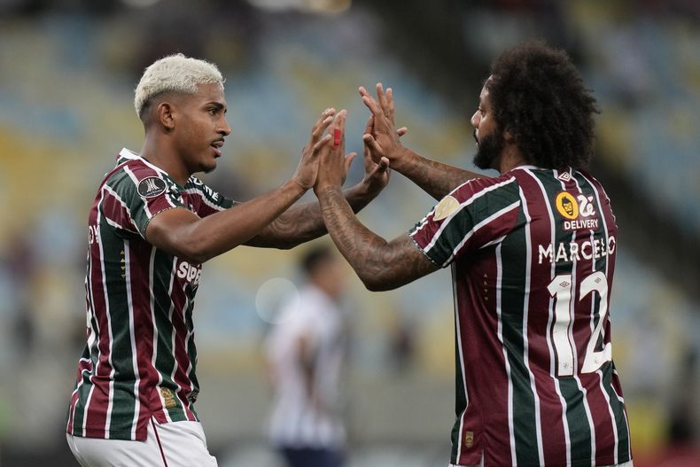 John Kennedy y Marcelo, de Fluminense de Brasil, festejan luego de un tanto ante Alianza Lima de Perú, en un partido de la Copa Libertadores, disputado el miércoles 29 de mayo d 2024 en el Maracaná (AP Foto/Silvia Izquierdo)