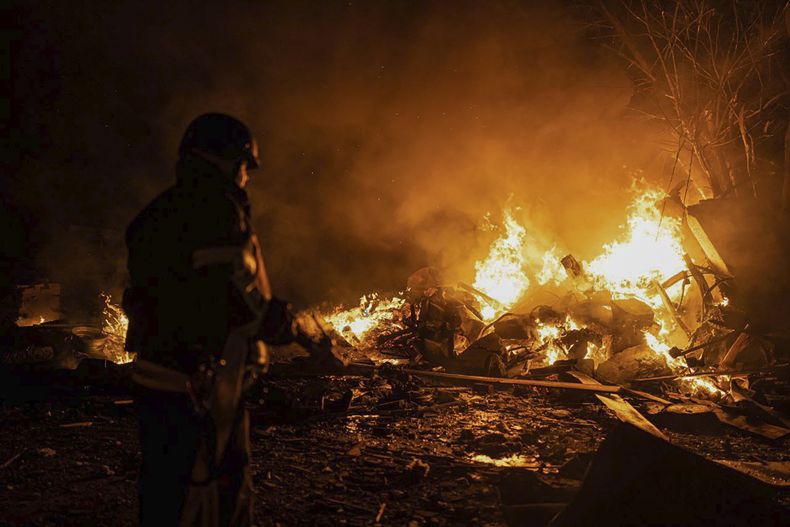 En esta imagen proporcionada por el Ministerio ucraniano de Situaciones de Emergencia, bomberos apagan un incendio provocado por restos de un cohete ruso que había sido derribado por defensas antiaéreas, durante un ataque ruso en Kiev, Ucrania, la madrugada del martes 16 de mayo de 2023. (Ministerio ucraniano de Situaciones de Emergencia via AP)