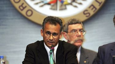 ARCHIVO - El embajador de Surinam, Alberto Ramdin, se dirige a la audiencia en una conferencia de la Organización de Estados Americanos en Fort Lauderdale, Florida, el 7 de junio de 2005, después de haber sido electo secretario general adjunto de la OEA. (AP Foto/Alan Diaz, Archivo)