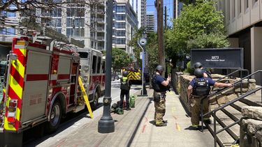 Personal de emergencias acude al sitio donde se reportó un tiroteo en Atlanta, el miércoles 3 de mayo de 2023. (AP Foto/Jeff Amy)
