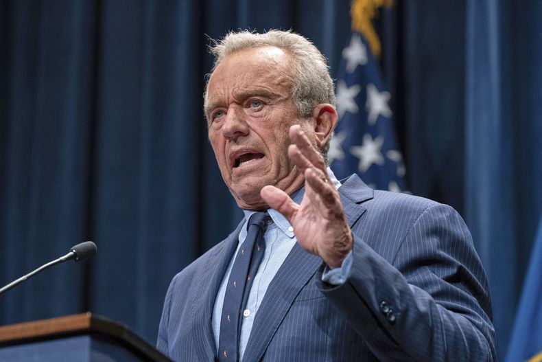 El secretario de Salud y Servicios Humanos de Estados Unidos, Robert F. Kennedy Jr., habla en una conferencia de prensa sobre el informe acerca del autismo emitido por los Centros para el Control y la Prevención de Enfermedades (CDC, por sus siglas en inglés), en el auditorio del edificio Hubert Humphrey, el miércoles 16 de abril de 2025, en Washington. (AP Foto/José Luis Magaña)