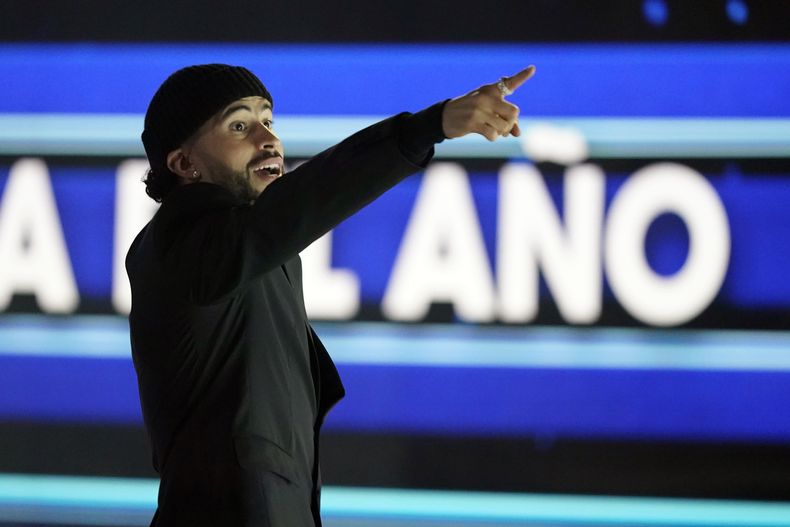 Bad Bunny señala al público mientras va al escenario para recibir el premio de artista del año en los Premios Billboard de la Música Latina el jueves 5 de octubre de 2023, en Coral Gables, Florida. (Foto AP/Marta Lavandier)