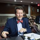Pese a divisiones, Senado confirma a comisionado de la FDA
