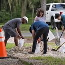 Los residentes llenan sacos de arena en el Edward Medard Conservation Park en preparación para una tormenta de fin de semana en Plant City, Florida. (AP Foto/Chris OMeara)