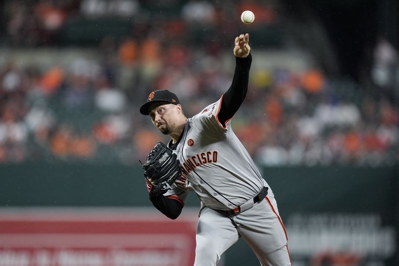 Blake Snell, abridor de los Gigantes de San Francisco, lanza en el juego del martes 17 de septiembre de 2024, ante los Orioles de Baltimore (AP Foto/Stephanie Scarbrough)
