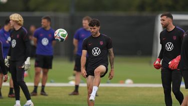 El atacante estadounidense Christian Pulisic (centro) durante un entrenamiento previo al partido contra Bosnia en el Mundial, el lunes 29 de junio de 2026, en Irvine, Californa. (AP Foto/Andre Penner)
