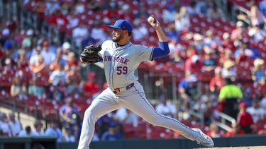 Sean Manaea, lanzador abridor de los Mets de Nueva York, lanza durante la primera entrada del juego de béisbol en contra de los Cardenales de San Luis, el lunes 5 de agosto de 2024, en San Luis. (AP Foto/Scott Kane)