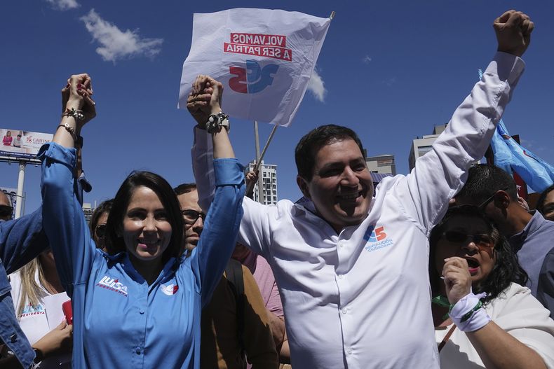 La candidata presidencial Luisa González y su compañero de fórmula Andrés Arauz saludan a sus simpatizantes luego de registrar sus candidaturas para las próximas elecciones anticipadas en Quito, Ecuador, el martes 13 de junio de 2023. (AP Foto/Dolores Ochoa)