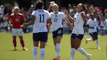 Sophia Smith (11), Kristie Mewis (22) y Trinity Rodman (20) celebran después de que Rodman anotara el segundo gol de su equipo en el segundo tiempo en partido de preparación contra Gales, en San José, California, rumbo a la Copa del Mundo femenina, el domingo 9 de julio de 2023. (AP Foto/Josie Lepe)