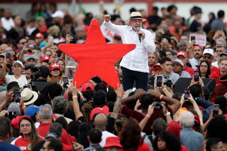 El presidente brasileño Luiz Inácio Lula da Silva, quien se postula para la reelección, habla durante un mitin de campaña en Río de Janeiro, Brasil, el sábado 22 de agosto de 2026. (AP Foto/Bruna Prado)